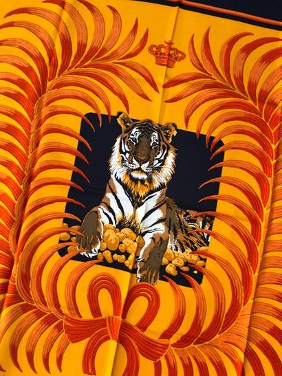 null HERMES Paris " Tigre royal " par Christiane Vauzelle - Carré en soie jaune,...