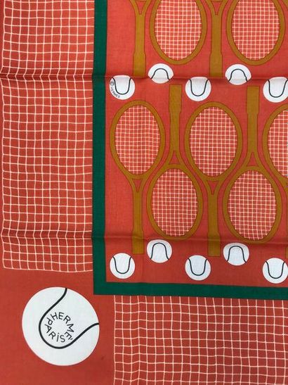 null HERMES Paris pour LACOSTE

" Tennis " Carré en coton 65 x 65 cm à décor de raquettes...