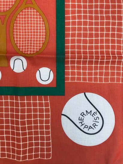 null HERMES Paris pour LACOSTE

" Tennis " Carré en coton 65 x 65 cm à décor de raquettes...