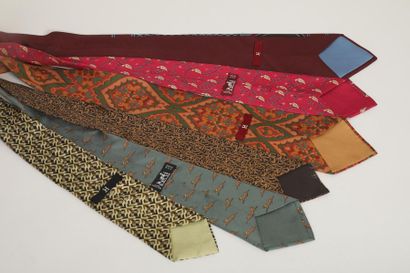 null HERMES Paris
Lot de 6 cravates en soie imprimée multicolore. Etat d'usage.