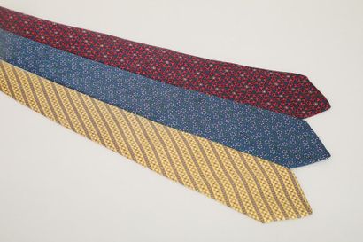 null HERMES Paris 

Lot de 3 cravates en soie imprimée dans les tons rouge, vert,...