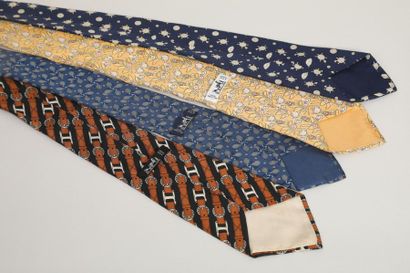 null HERMES Paris
Lot de 4 cravates en soie imprimée dans les tons marron, bleu et...