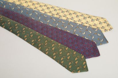 null HERMES Paris 

Lot de 4 cravates en soie imprimée dans les tons jaune, bleu...