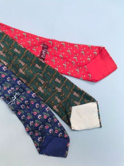 null HERMES Paris Made in France

Lot de 3 cravates en soie imprimée à fond rouge,...