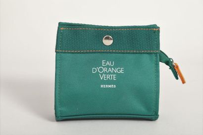 null HERMES
Porte monnaie en tissus vert, surpiqures orange " Eau d'orange verte...