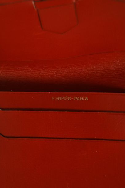 null HERMES Paris 

Portefeuille en box orange, une poche financière, deux poches...