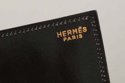 null HERMES Paris 

Porte passeport ou de rangement en box noir à un soufflet. 17...