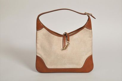 null HERMES Paris Made in France

Sac "Trim" en veau grainé gold et toile, surpiqûres...