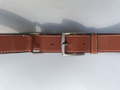 null HERMES Paris Made in France

Ceinture en cuir marron surpiqures ivoire, double...