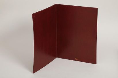 null HERMES Paris

Sous main en cuir rouge Hermès surpiqures bordeaux. 36 x 27 cm...