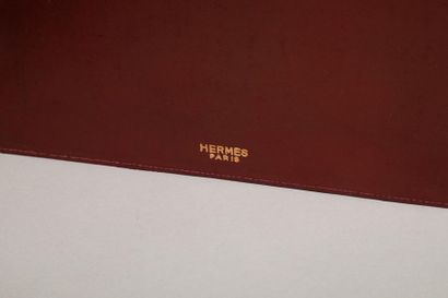 null HERMES Paris

Sous main en cuir rouge Hermès surpiqures bordeaux. 36 x 27 cm...