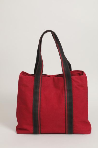 null HERMES Paris 

Sac " Troca " en toile rouge Hermes et cuir marron, fermeture...