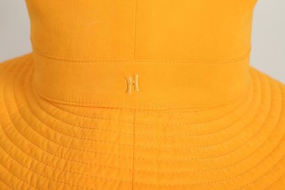 null HERMES Paris 

Chapeau en polyester, polyamide et doublure en cachemire jaune...