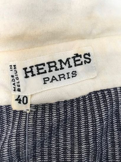 null HERMES Paris 

Chemisier en lainage à rayures marine et blanche, col et poignées...