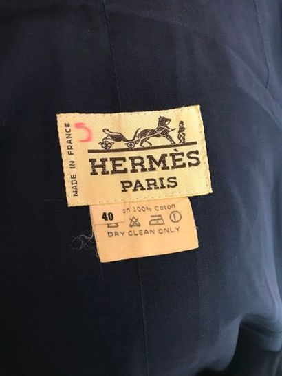 null HERMES Paris Made in France
Jupe en coton bleu, boucle en cuir fauve surpiqures...