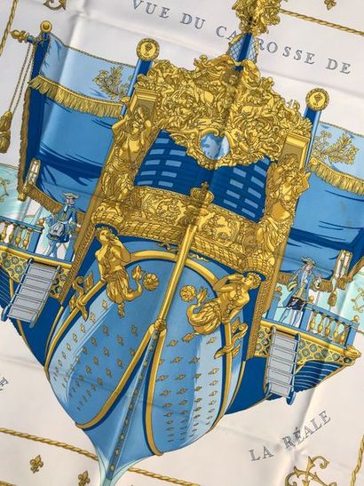 null HERMES Paris " La réale " par Hugo Grygkar - Carré en soie bleu ciel, bleu roi,...