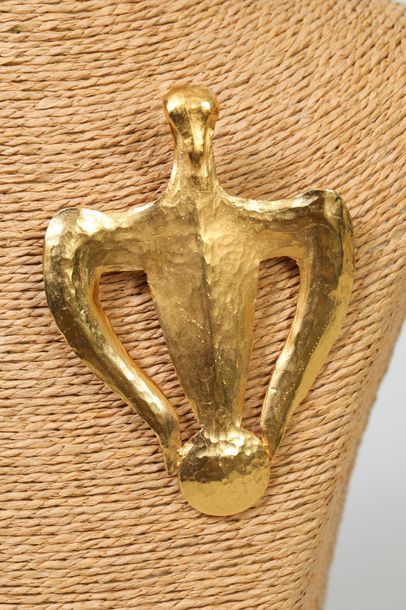 null Broche " aigle " en métal doré martelé, monogrammée au dos C.A - 10 x 7 cm