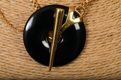null YVES SAINT LAURENT 

Collier pendentif en métal doré et disque en onyx noir,...