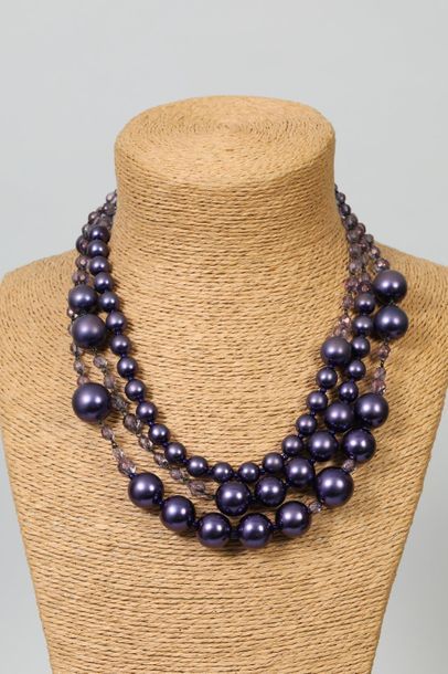 null FABRICE

Collier à 3 ranges ornée de perles violette nacrées et brillantes,...