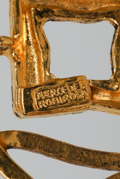null MERCEDES ROBIROSA

Clips d'oreilles graphique en métal doré, circa 90, signés...
