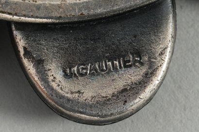 null JACQUES GAUTIER (1924-2004)

Broche camélia en métal argenté et émail noir....