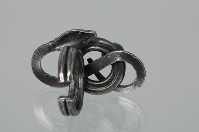 null JACQUES GAUTIER (1924-2004)

Bague reglable serpent en métal ciselé et émail...