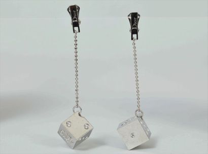 null CHRISTIAN DIOR

Paire de clips d'oreilles dés en métal argenté et strass, signé,...