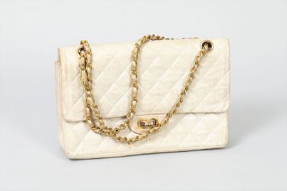 null CHANEL 

Sac en cuir matelassé blanc, chaîne bandoulière en métal et cuir, circa...