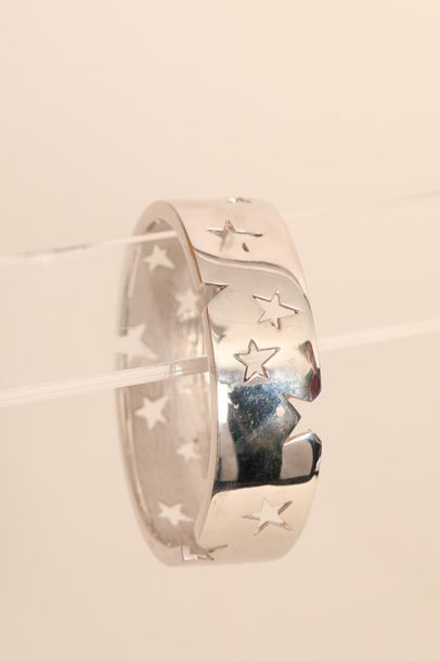 null THIERRY MUGLER 

Bracelet rigide en métal argenté à décor ajouré d'étoiles largeur...