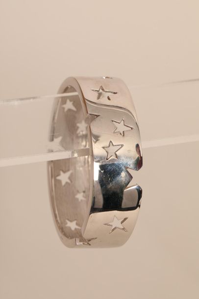 null THIERRY MUGLER 

Bracelet rigide en métal argenté à décor ajouré d'étoiles largeur...