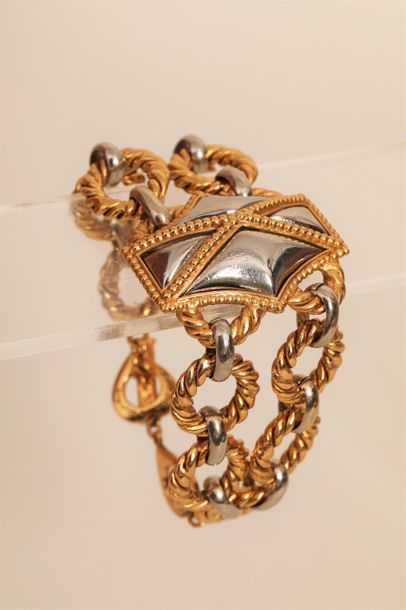null YVES SAINT LAURENT 

Bracelet gourmette en métal doré à 2 rangs de maillons...