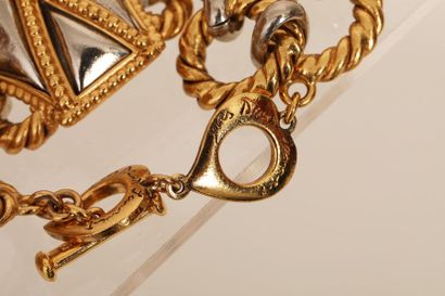 null YVES SAINT LAURENT 

Bracelet gourmette en métal doré à 2 rangs de maillons...