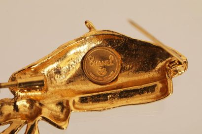 null CHANEL 

Broche béret en métal doré - signée - Largeur 5,5 cm