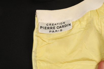 null Création PIERRE CARDIN Paris 

Robe sans manches en crêpe de laine jaune et...