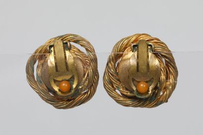 null CHANEL par Robert GOOSSENS 

Paire de clips d'oreilles en métal doré perles...