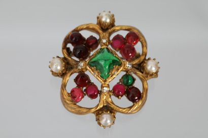 null CHANEL par Robert GOOSSENS 

Collier et Broche Pendentif en métal doré cabochons...