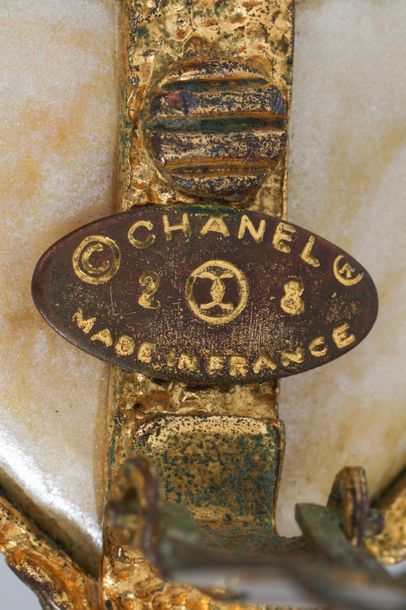 null CHANEL Made in France

Paire de clips d'oreilles en métal doré et verre opalescent,...