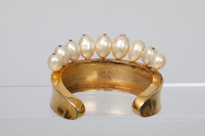 null CHANEL par Robert GOOSSENS

Bracelet jonc en métal doré et perles baroques nacrées....