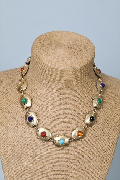 null ABBEY ROAD 

Collier en métal doré et cabochons de verre de couleur - circa...