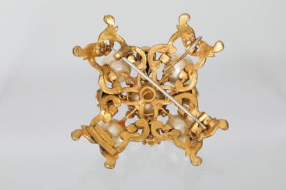 null CHANEL par Robert GOOSSENS 

Broche cruciforme en métal doré perles nacrées...
