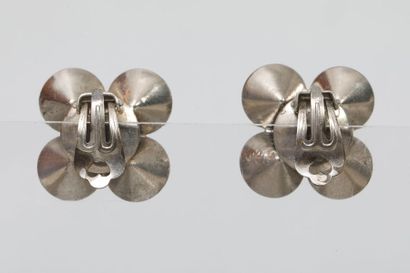 null CHANEL par Robert GOOSSENS 

Paire de clips d'oreilles en métal patiné argent...