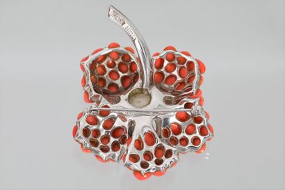 null Marcel BOUCHER 

Broche fleur en métal patiné argent cabochons de verre corail...