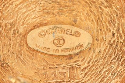 null CHANEL Made in France

Broche circulaire en métal doré strié centrée du sigle...