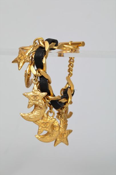 null CHANEL Made in France - Collection Automne 1995

Bracelet charms en métal doré...