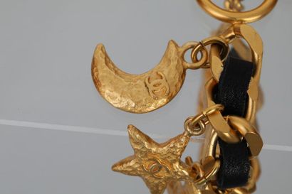 null CHANEL Made in France - Collection Automne 1995

Bracelet charms en métal doré...