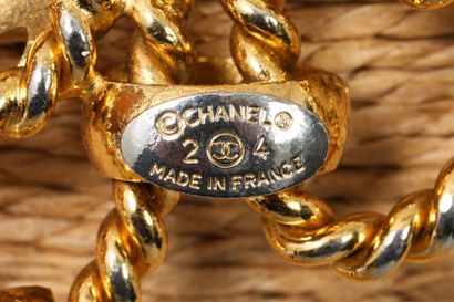 null CHANEL Made in France 

Ceinture en métal doré composée de maillons olive centrée...