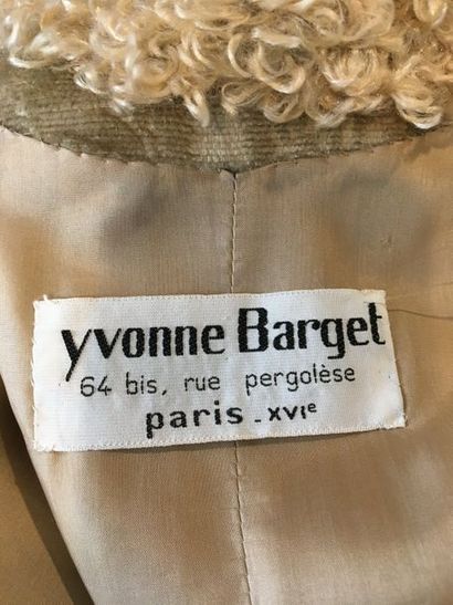 null YVONNE BARGET Paris 

Robe mi longue sans manches et redingote en velours moiré...