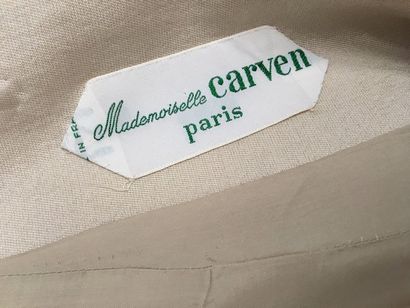 null Mademoiselle CARVEN Paris Haute Couture 

Robe manteau en soie beige à noeuds...