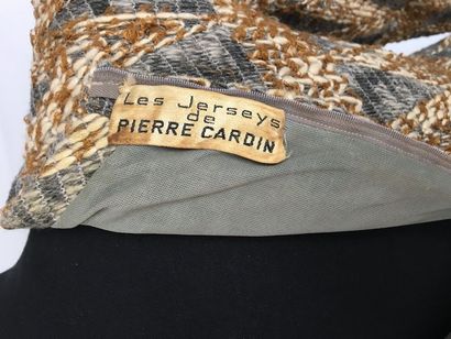 null Les Jerseys de PIERRE CARDIN 

Robe longue en lainage tricoté à chevrons bruns...