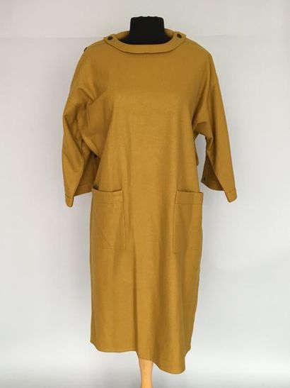 null Attribué à ANNE-MARIE BERETTA
Large robe en lainage moutarde à boutonnage p...